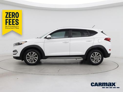 White 2017 Hyundai TUCSON SE