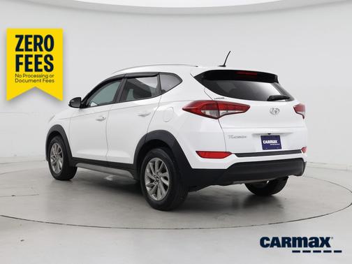 White 2017 Hyundai TUCSON SE