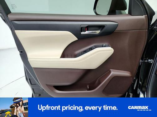 Black 2022 Toyota Highlander XLE