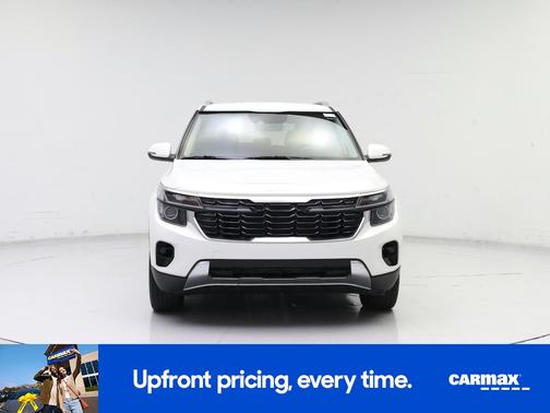 White 2025 Kia Seltos S
