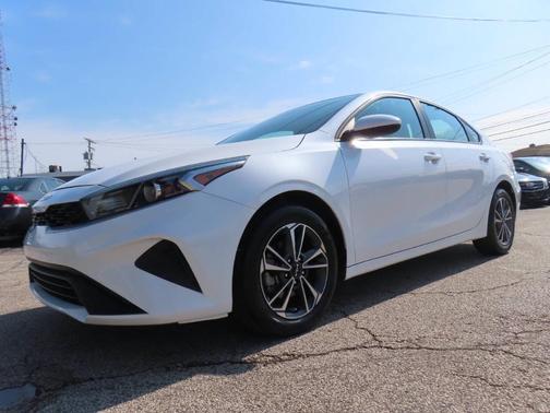 White 2024 Kia Forte LXS