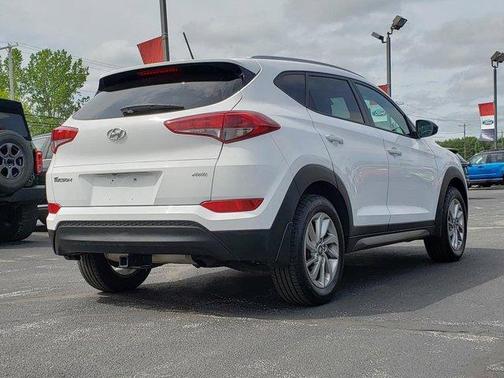 Winter White 2016 Hyundai TUCSON SE