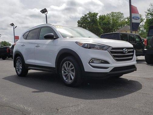 Winter White 2016 Hyundai TUCSON SE