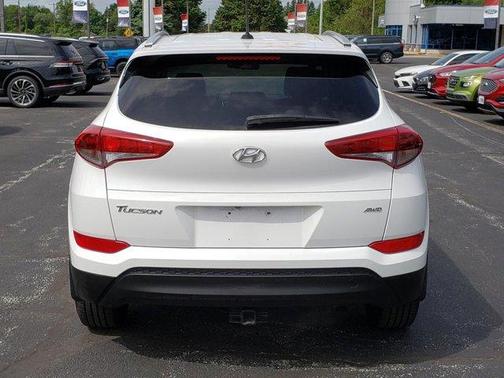 Winter White 2016 Hyundai TUCSON SE