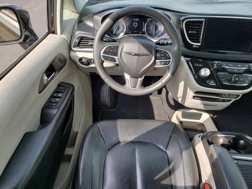 2022 Chrysler Pacifica Touring-L