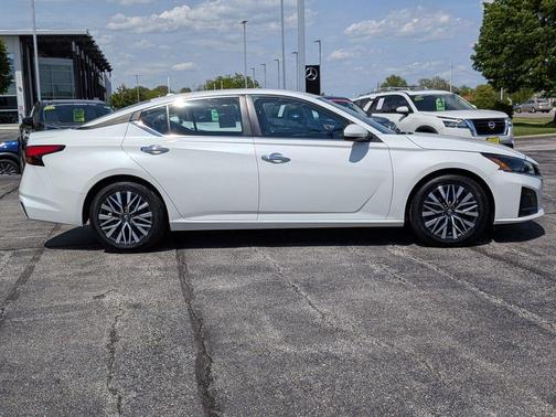 White 2023 Nissan Altima 2.5 SV