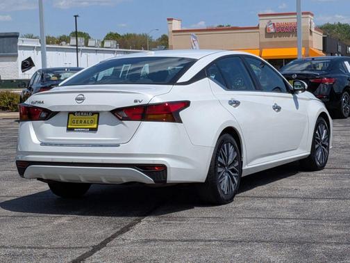 White 2023 Nissan Altima 2.5 SV