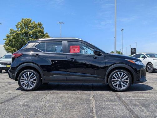 Super Black 2024 Nissan Kicks SV