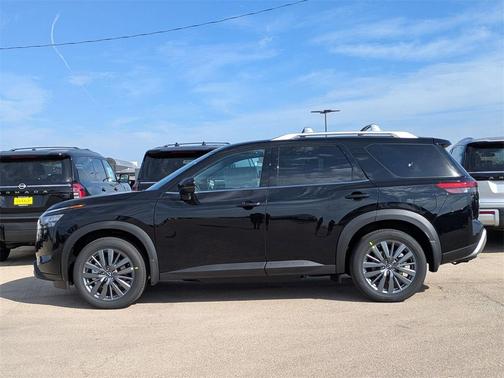 2025 Nissan Pathfinder SL