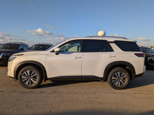 2025 Nissan Pathfinder SL