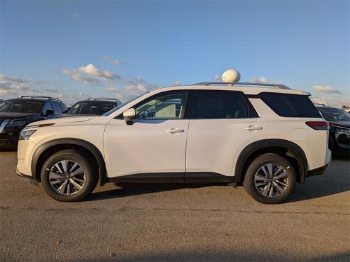 2025 Nissan Pathfinder SL