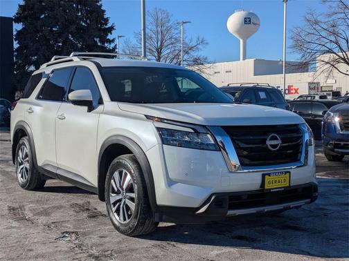 2024 Nissan Pathfinder SL