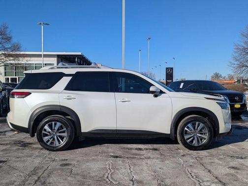2024 Nissan Pathfinder SL