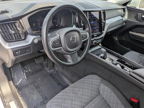 2022 Volvo XC60 B5 Momentum
