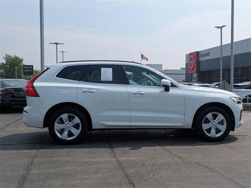 2022 Volvo XC60 B5 Momentum