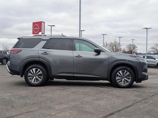 2022 Nissan Pathfinder SL