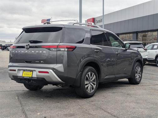 2022 Nissan Pathfinder SL