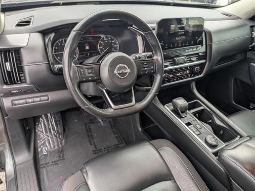 2022 Nissan Pathfinder SL