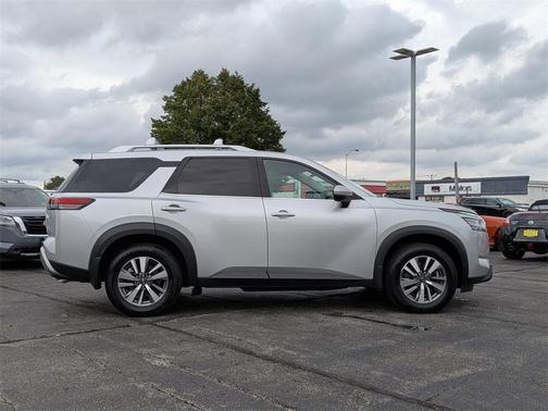 2023 Nissan Pathfinder SL