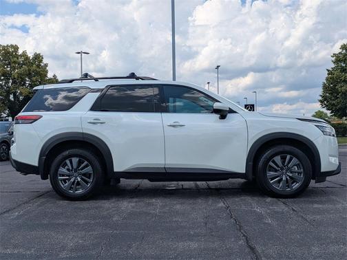 2023 Nissan Pathfinder SV