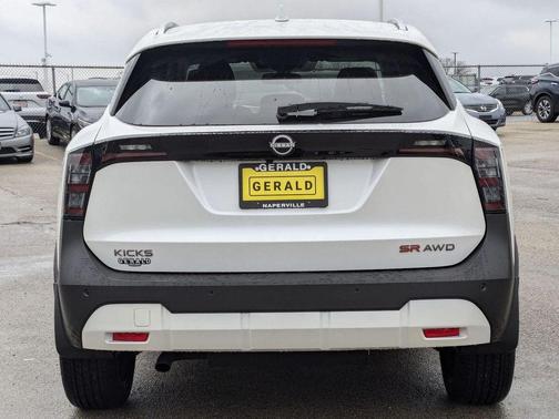 Aspen White Tri 2025 Nissan Kicks SR