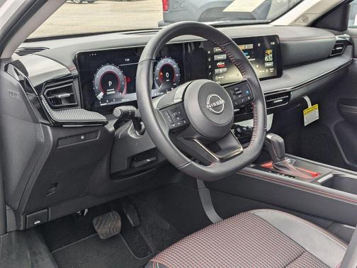 Aspen White Tri 2025 Nissan Kicks SR