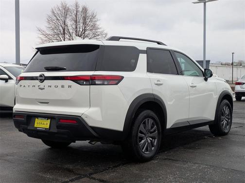 2025 Nissan Pathfinder SV