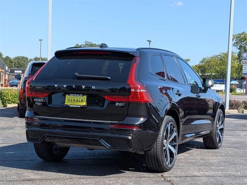 2023 Volvo XC60 B5 Ultimate Dark Theme
