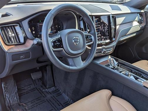 2023 Volvo XC60 B5 Ultimate Dark Theme