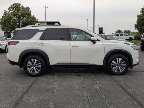 2024 Nissan Pathfinder SL