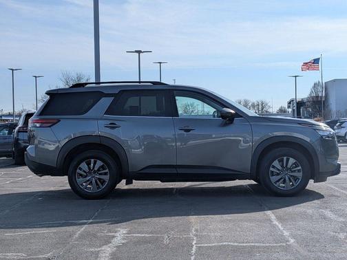 2025 Nissan Pathfinder SV