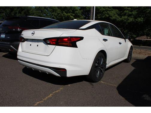 Glacier White 2025 Nissan Altima SV FWD