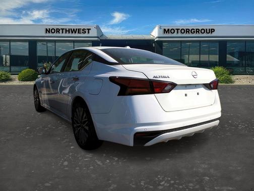 Glacier White 2025 Nissan Altima SV FWD
