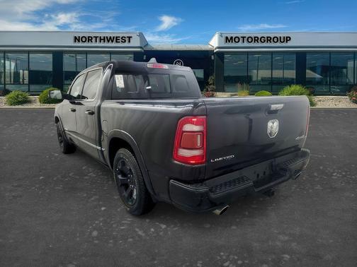 Diamond Black Crystal Pearl 2019 RAM 1500 Limited