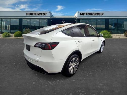 Pearl White Multi-Coat 2022 Tesla Model Y Long Range Dual Motor All-Wheel Drive