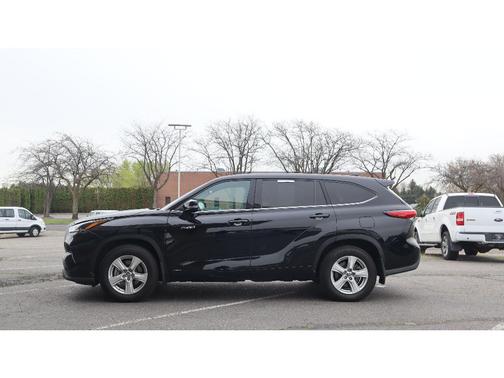 Midnight Black Metallic 2021 Toyota Highlander Hybrid LE