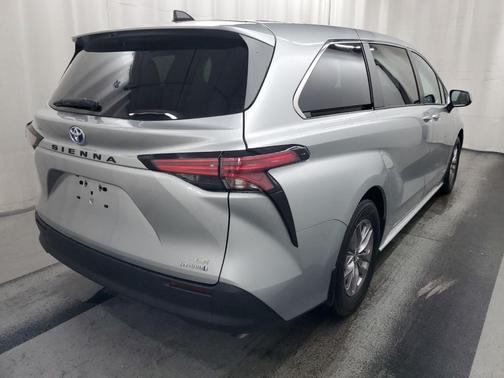 2021 Toyota Sienna LE