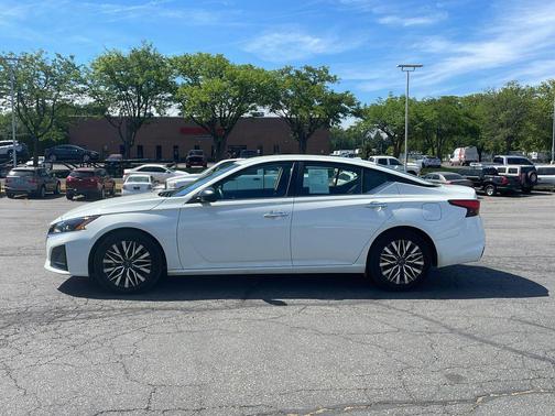 Glacier White 2025 Nissan Altima SV FWD