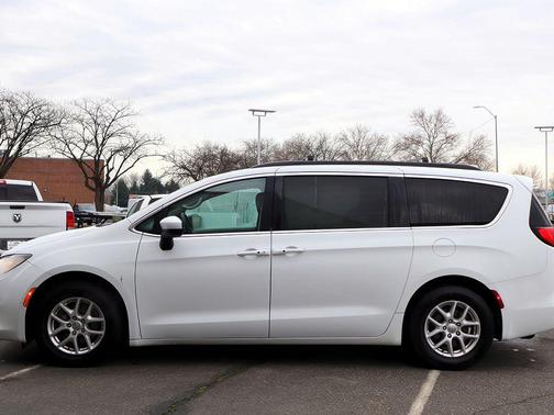 2020 Chrysler Voyager LXI