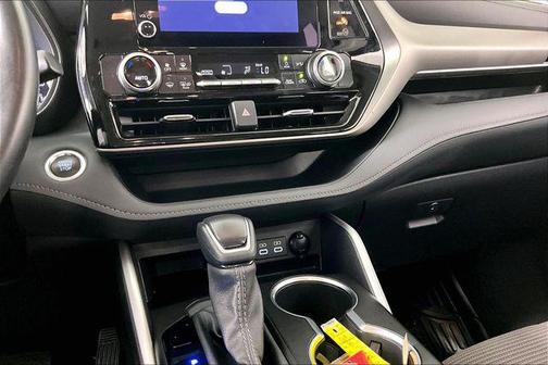 Magnetic Gray Metallic 2025 Toyota Highlander LE