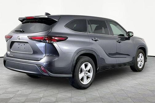 Magnetic Gray Metallic 2025 Toyota Highlander LE