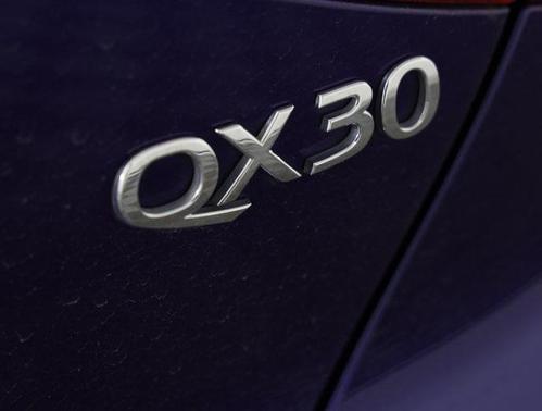 2017 INFINITI QX30 Luxury