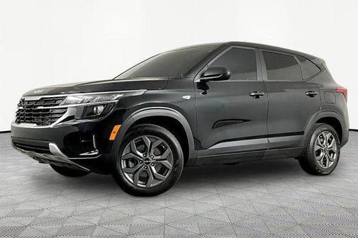 Fusion Black 2024 Kia Seltos LX