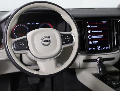 2022 Volvo S60 Recharge Plug-In Hybrid T8 R-Design Expression