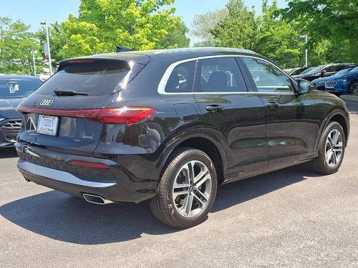 Mythos Black Metallic 2025 Audi Q5 2.0T quattro Premium