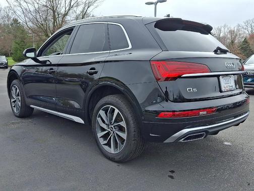 Mythos Black Metallic 2022 Audi Q5 45 S line Prestige