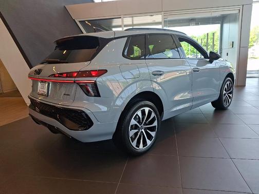 Arrow Gray Pearl 2026 Audi Q3 S line
