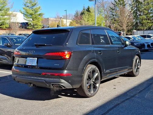 Mythos Black Metallic 2026 Audi Q7 PLUS