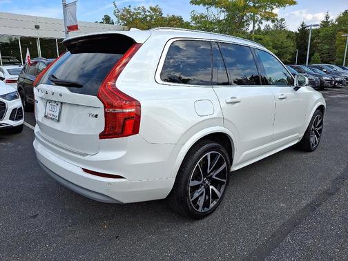 2022 Volvo XC90 T6 Momentum 7 Passenger