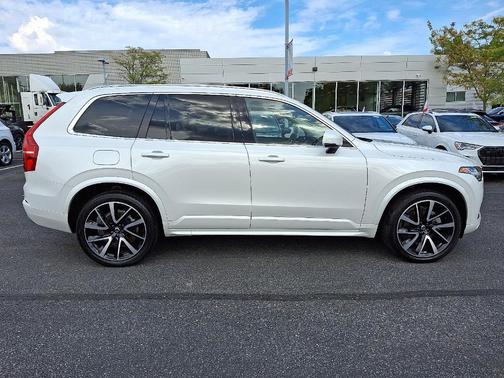 2022 Volvo XC90 T6 Momentum 7 Passenger